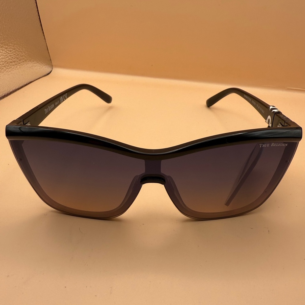 True Religion NWT-Black with Brown Women's Sunglasses - Picture 7 of 8